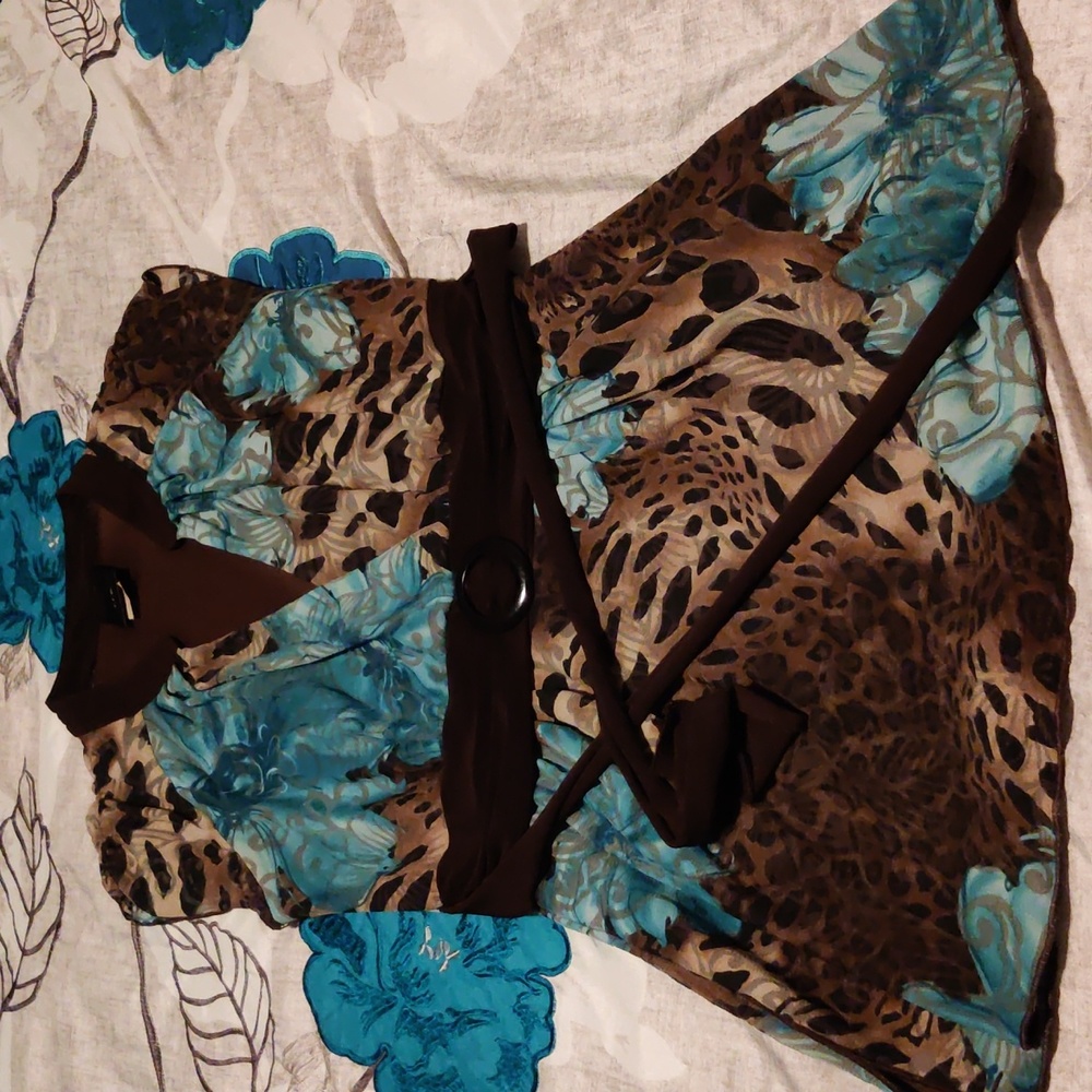 Animal print fitted pullover blouse